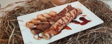 Чорно-білі млинці на газованій воді з банановою начинкою